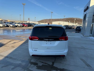 2025 Chrysler Voyager LX