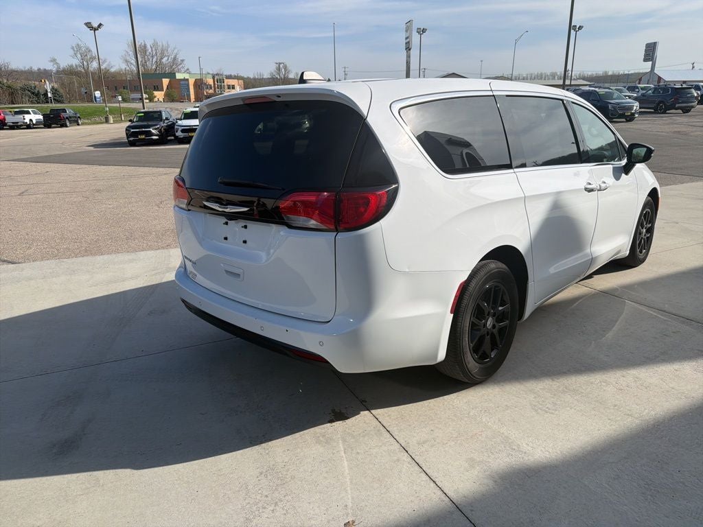 2025 Chrysler Voyager LX