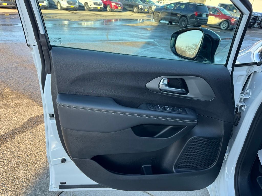 2025 Chrysler Voyager LX