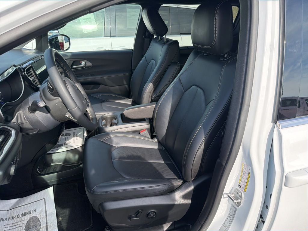 2025 Chrysler Voyager LX