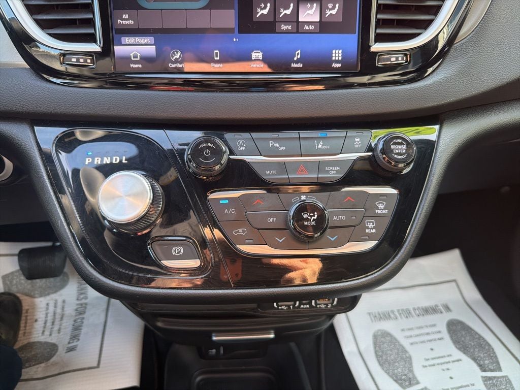 2025 Chrysler Voyager LX