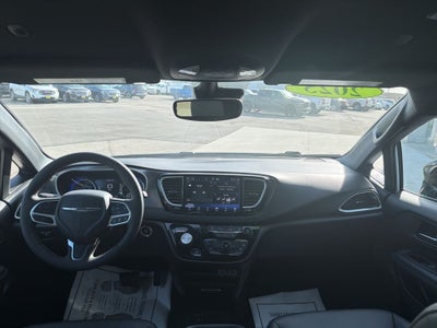 2025 Chrysler Voyager LX