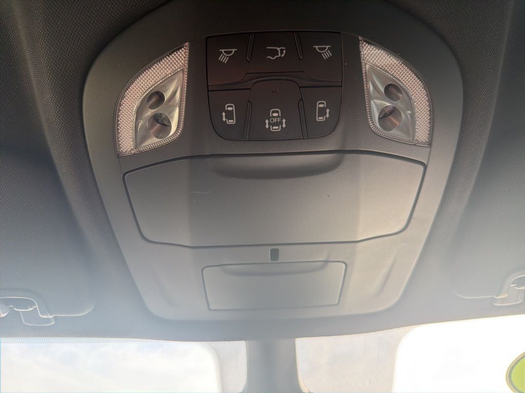 2025 Chrysler Voyager LX