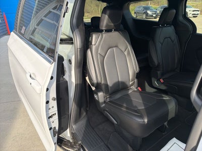 2025 Chrysler Voyager LX