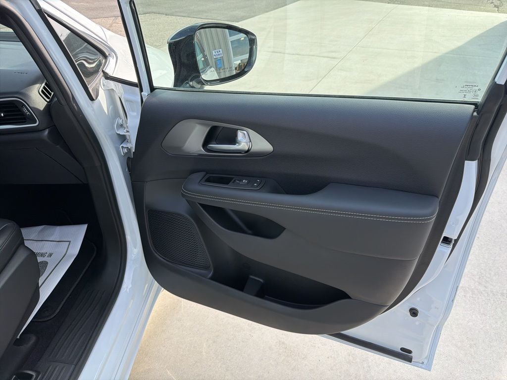 2025 Chrysler Voyager LX