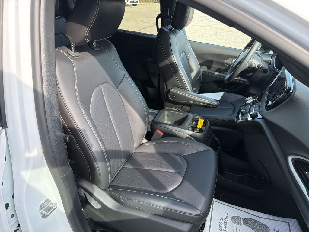 2025 Chrysler Voyager LX