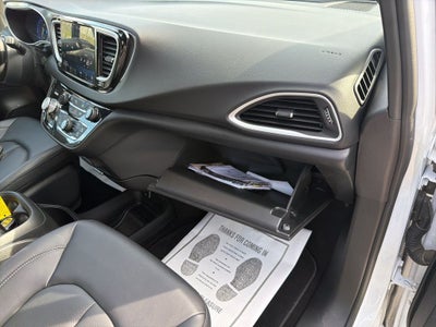 2025 Chrysler Voyager LX