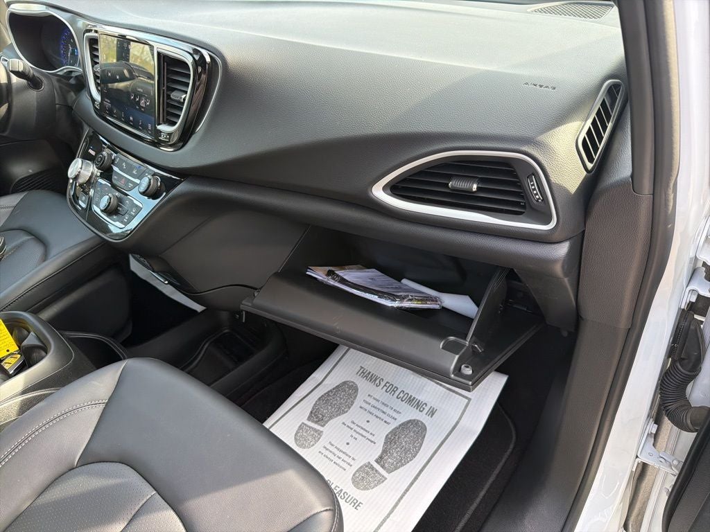 2025 Chrysler Voyager LX