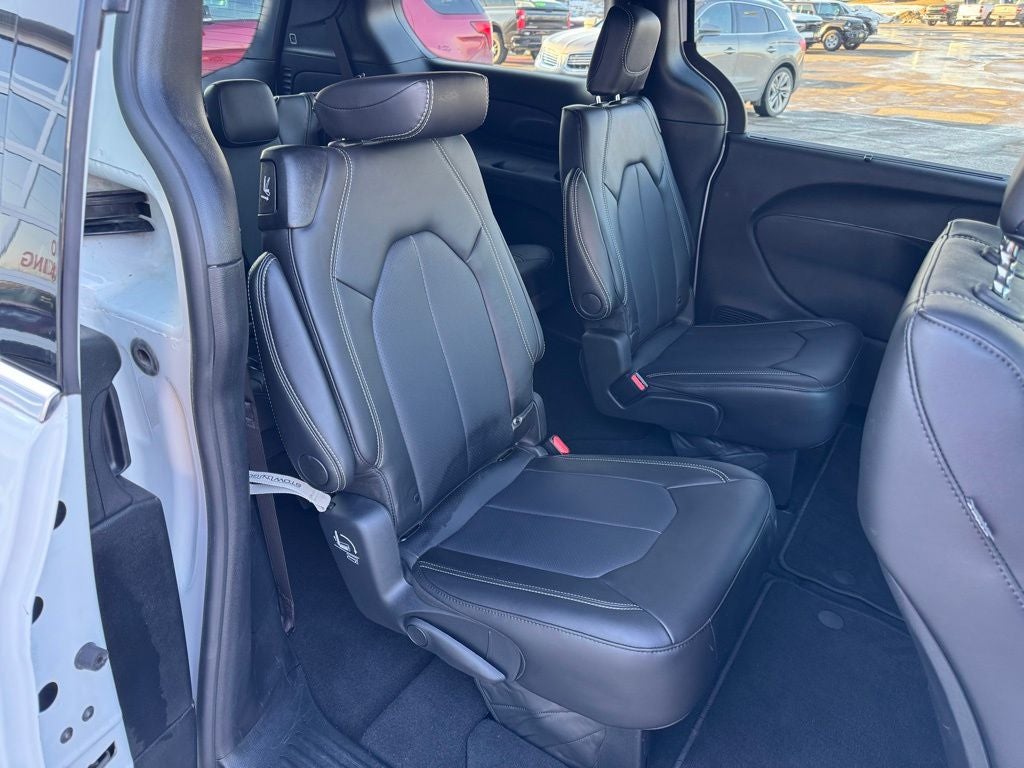 2025 Chrysler Voyager LX