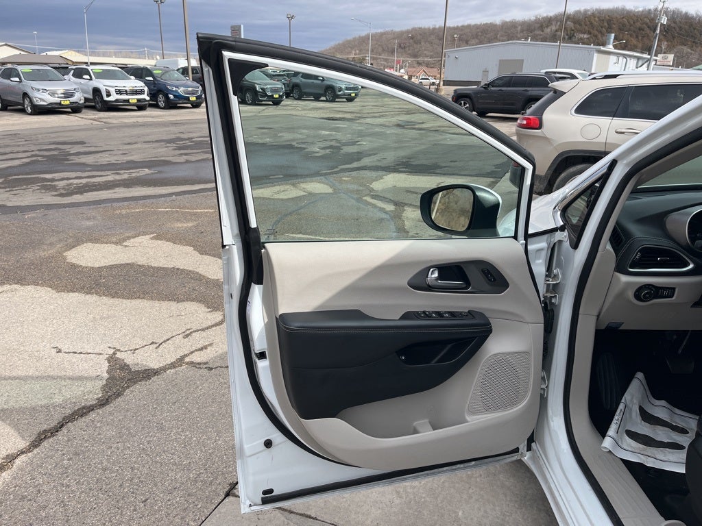 2023 Chrysler Pacifica Hybrid Touring L