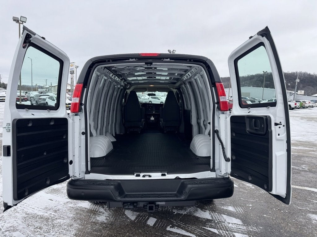2025 Chevrolet Express Cargo 3500 WT