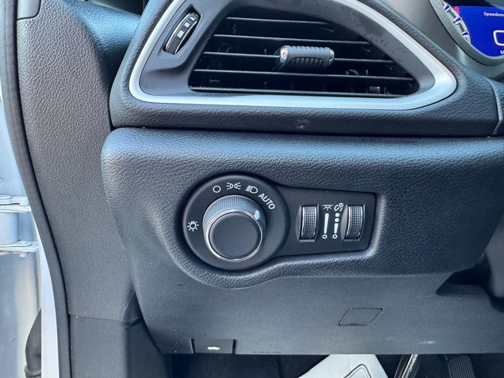 2025 Chrysler Voyager LX