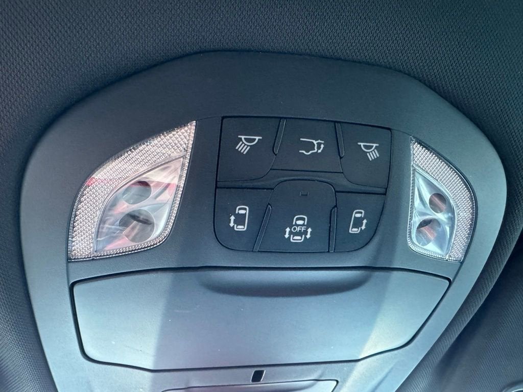 2025 Chrysler Voyager LX