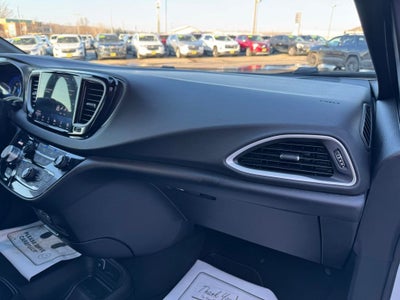 2025 Chrysler Voyager LX