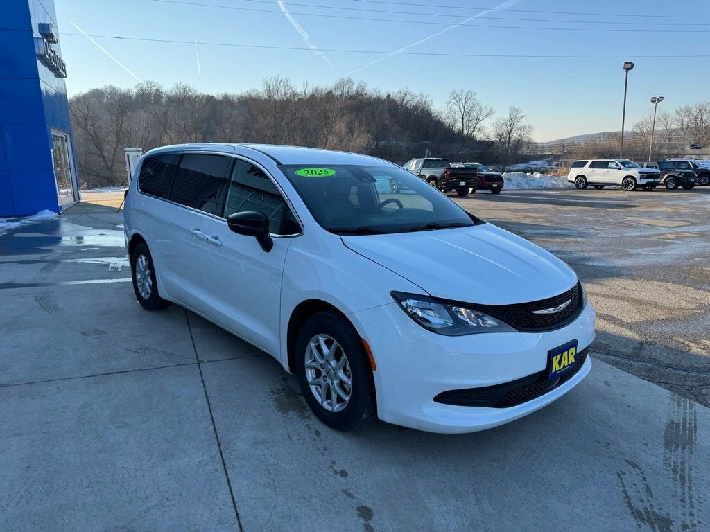 2025 Chrysler Voyager LX